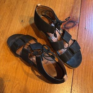 GENTLE SOULS Kenneth Cole 7 Black Gem Sandals Strappy